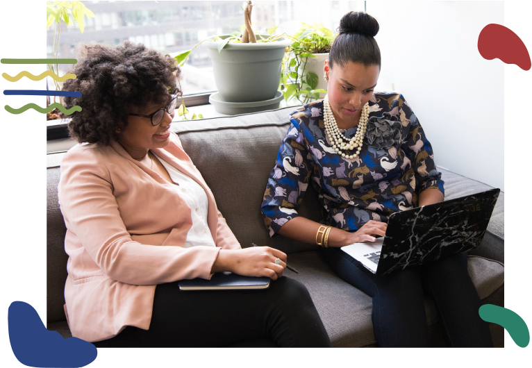 Mujeres afrodescendientes consultando por traducciones públicas portugués-español