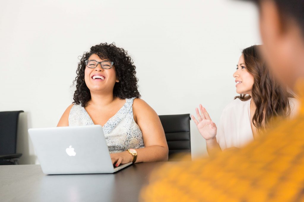 Mujeres reunidas felices porque obtuvieron sus traducciones públicas portugués-español