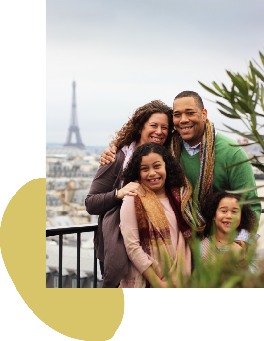 Familia de cuatro personas posando con la torre eiffel detrás, pudieron viajar porque obtuvieron sus traducciones públicas portugués-español por Priscila Traducciones